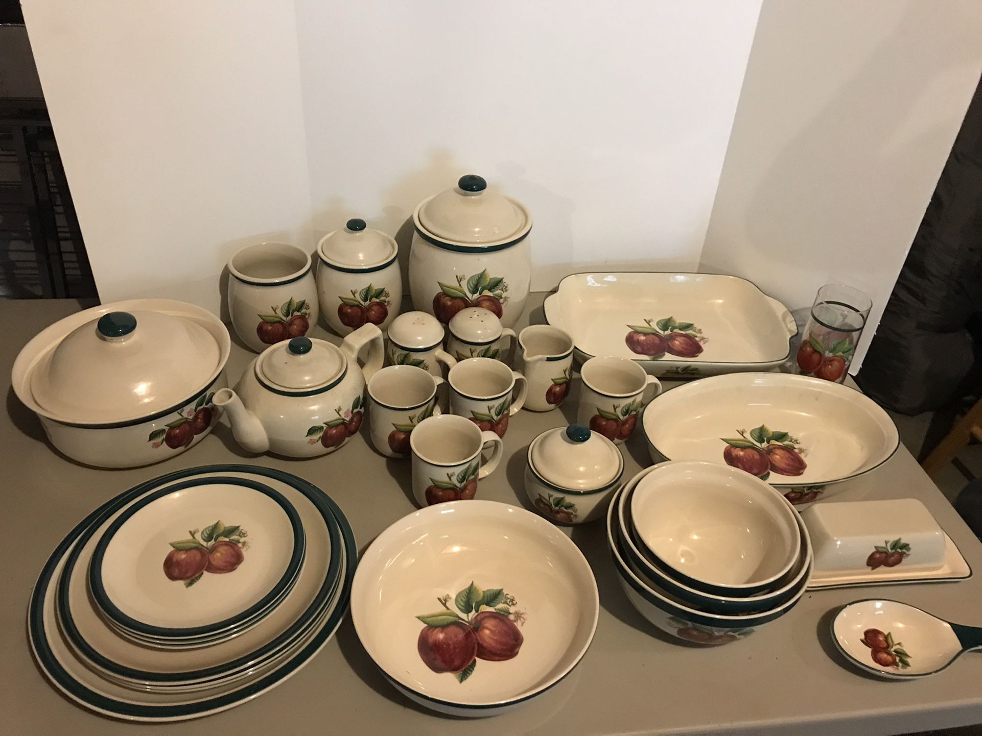 Apple Vintage 1990's Casuals China Pearl Porcelain Set Of 29