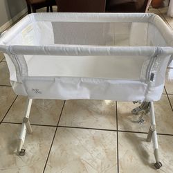 Evolur Stellar Bassinet And Bedside Sleeper White