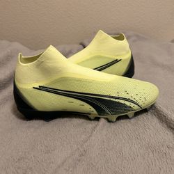 Puma Soccer Cleats Laceless Sizes 9.5, 10, And 10.5
