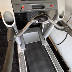 LIFEFITNESS  COMMERCIAL TREADMILL