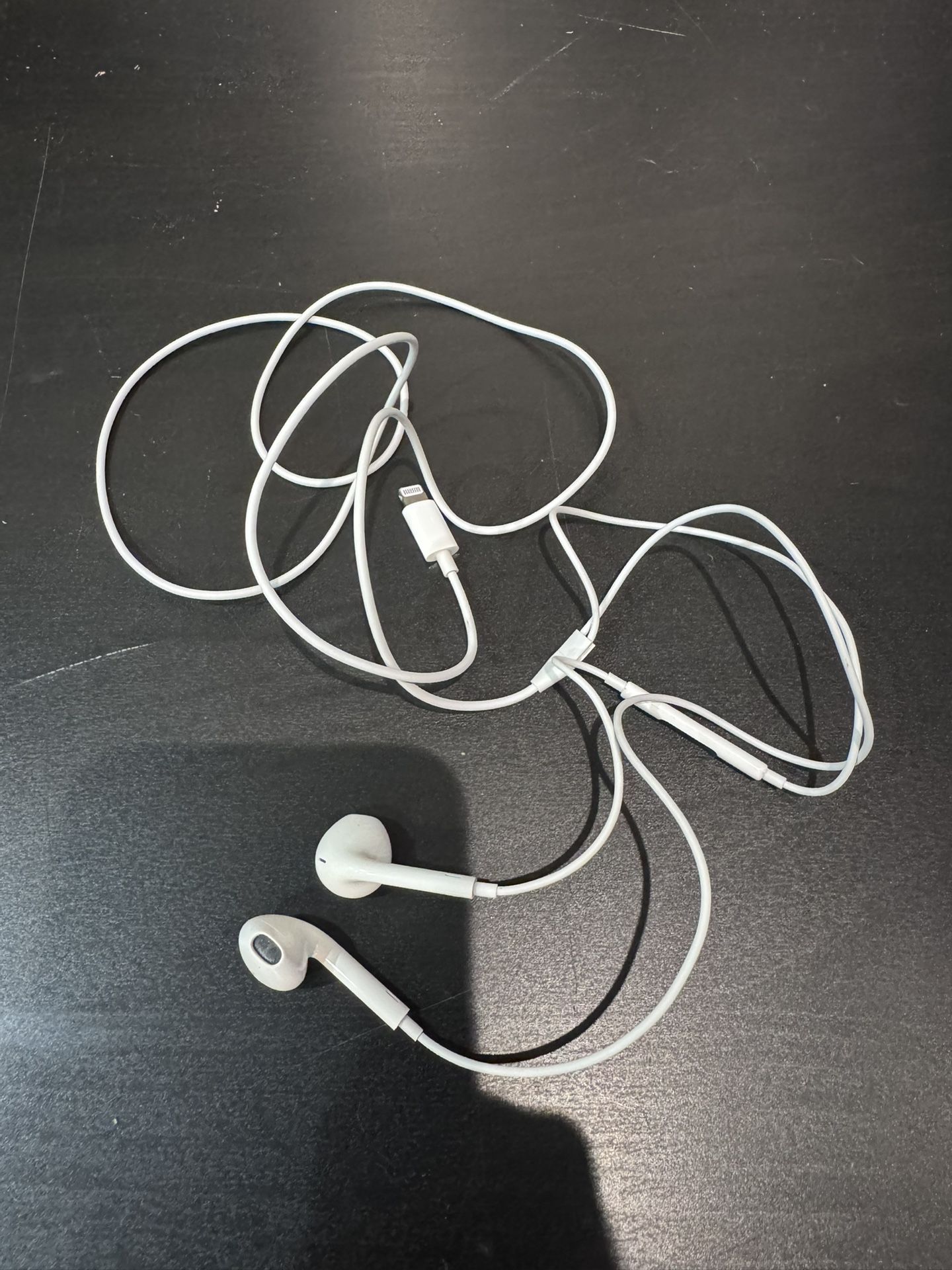 Apple EarPods with Lightning Connector – Original iPhone Headphones