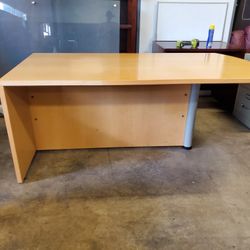 36 X 72 EXECUTIVE OFFICE DESK $200 (GOOD CONDITION)