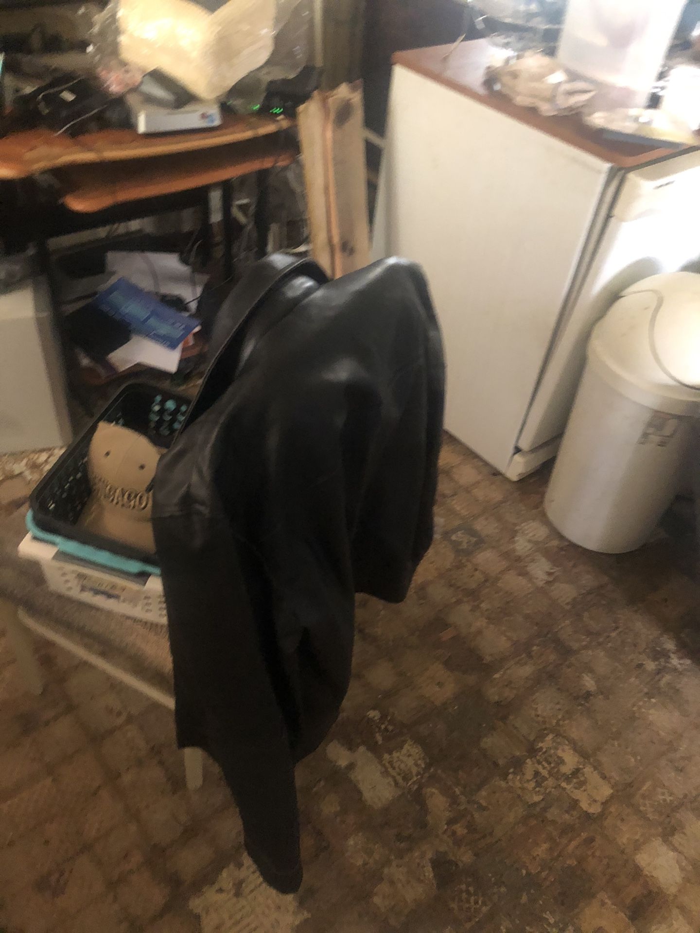 5 Leather Jacks And A Levi Jacket All Large
