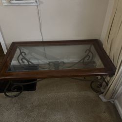 Rooms To Go Coffee & End Table Set