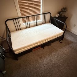 Day Bed/Pull Out with Mattress