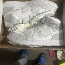 Desk Stock Jordan Ones Size 9.5