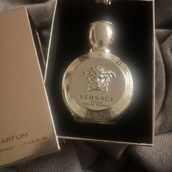 Versace Pour Femme Eau De Parfum Spray 50ml