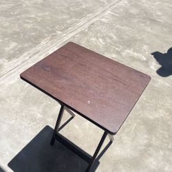 Folding table