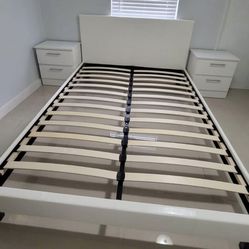 Bed And 2 Nightstands - Cama Y 2 Mesitas De Noche 