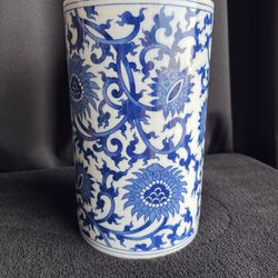 Vintage Chinese Blue And White Vase In Good Condition No Chips Or Anything 