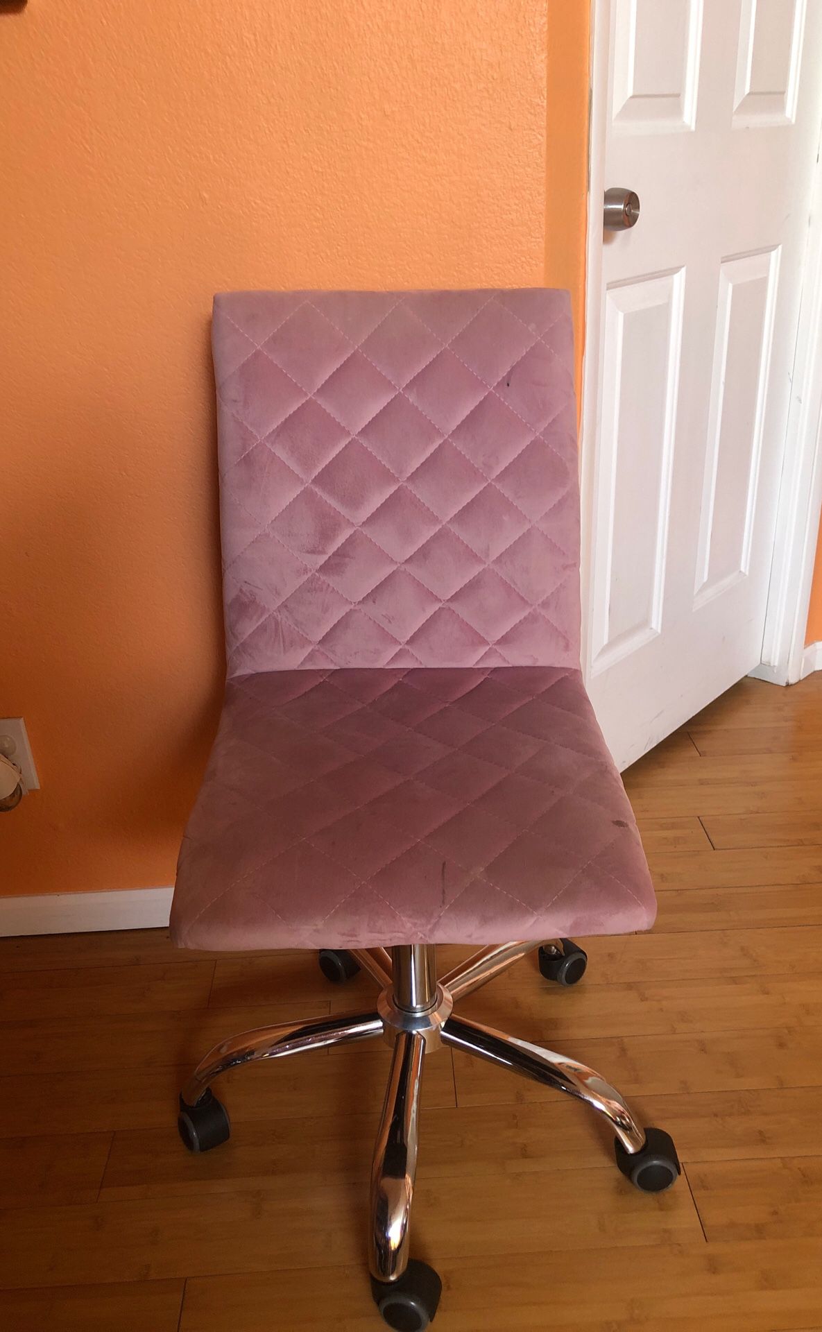 Pink chair with wheels/ desk chair