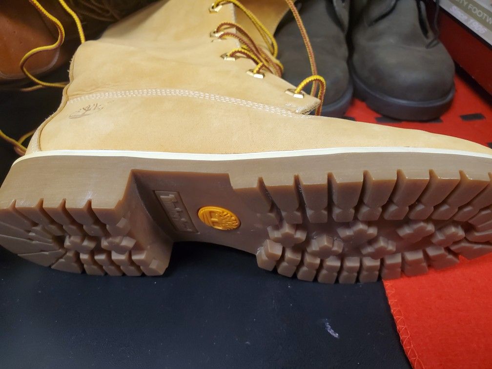 LIKE NEW TIMBERLANDS BOOTS WITH BROWN LEATHER TOP SIZE 7M