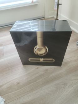 Beats bundle limit edition.  Headset and Speakers
