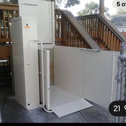Handicap lift gate