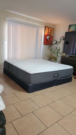 KING SIZE BEAUTYREST MATTRESS AND BOXSPRINGS FOR SALE! IN GREAT CONDITION, FREE DELIVERY