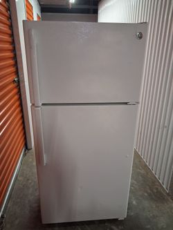 GE top fridge Bottom Freezer 28 w 60 H white Newer Model