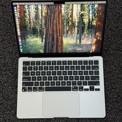 Apple MacBook Air M2 in Starlight