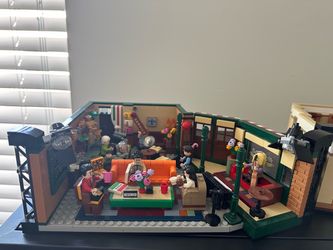 LEGO Friends sets Central Perk & apartments