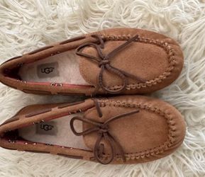UGG slipper Size 3