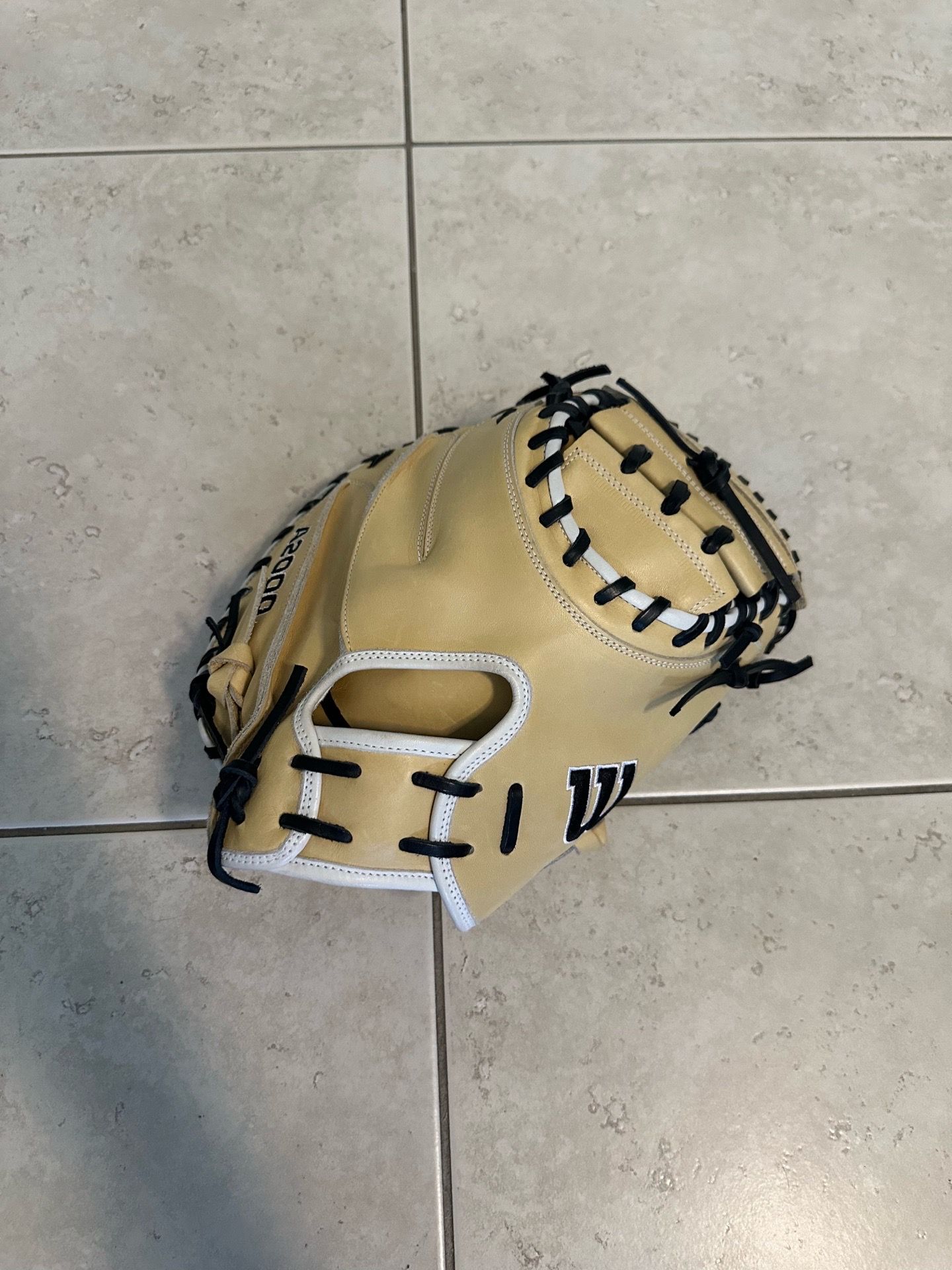 Wilson A2000 Catchers Mitt 33 inches