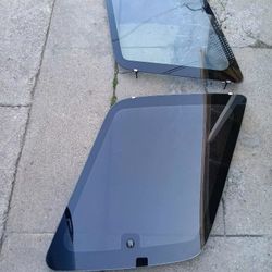 VENTANAS IZQUIERDA Y DERECHA  CON SUS SELLOS ORIGINALES DE UNA TOYOTA RAV4  AÑO 96  LAS DOS POR  $150 0 MEJOR OFERTA