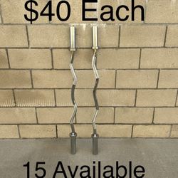 EZ Curl Bar For Weightlifting, Hip Thrusts, Squats & Lunges