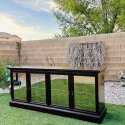 20D 80W 35H BEAUTIFUL HEAVY SERVER/TV STAND/BUFFET ( FREE DELIVERY 🚚 FIRST FLOOR ) GREAT CONDITION 👌🏻🥰 