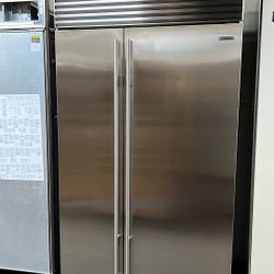 Sub Zero 48”Wide Built In Refrigerator With Internal Water/Ice 