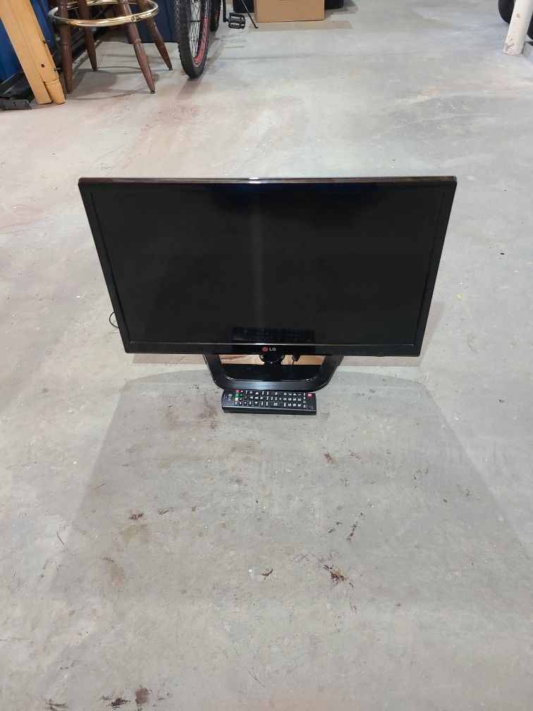 LG 24" LED TV (Excellent Condition)