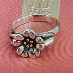 James Avery Retired Piece-Sterling and 18k Gold April Flower Ring sz  6.5