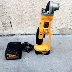 DeWalt DC411 4 1/2 In 18v Cordless Cut Off Grinder With Battery And Charger In Excellent Condition 