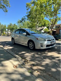 2010 Toyota Prius - CLEAN TITLE