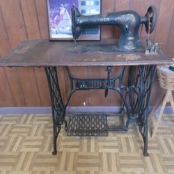 Singer Sewing Machine 