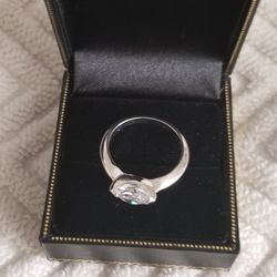 Beautiful NEW Ladies Ring