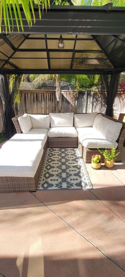 Like New 5 piece Outdoor Sectional + 1 bonus ottoman