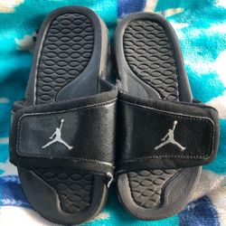 Jordan flip flops size 3 boys