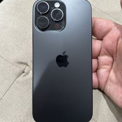 Selling iPhone 16 Pro Max 1TB Any Carrier Unlocked Barely Used in Great Condition has Apple Warranty 