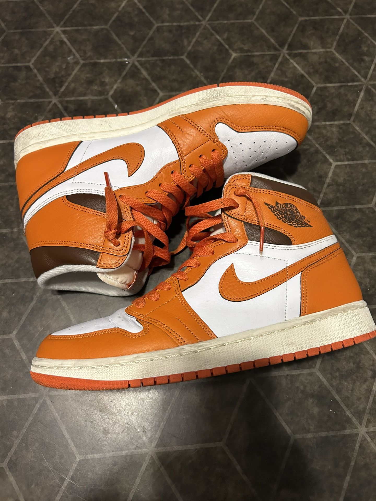 Size 10.5 Women’s (Size 9 Men) Jordan 1 High ‘Starfish’