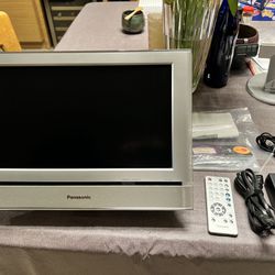 Panasonic TC-15LT1 LCD TV With Wall Mount And Stand