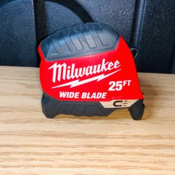Milwaukee 25ft Wide Blade Tape Measure