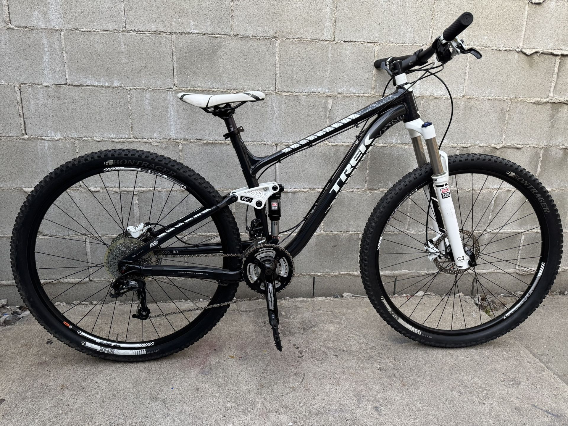 Trek Fuel EX5 full suspension mountain bike sz 19.5” . Disk brakes with 29” wheels