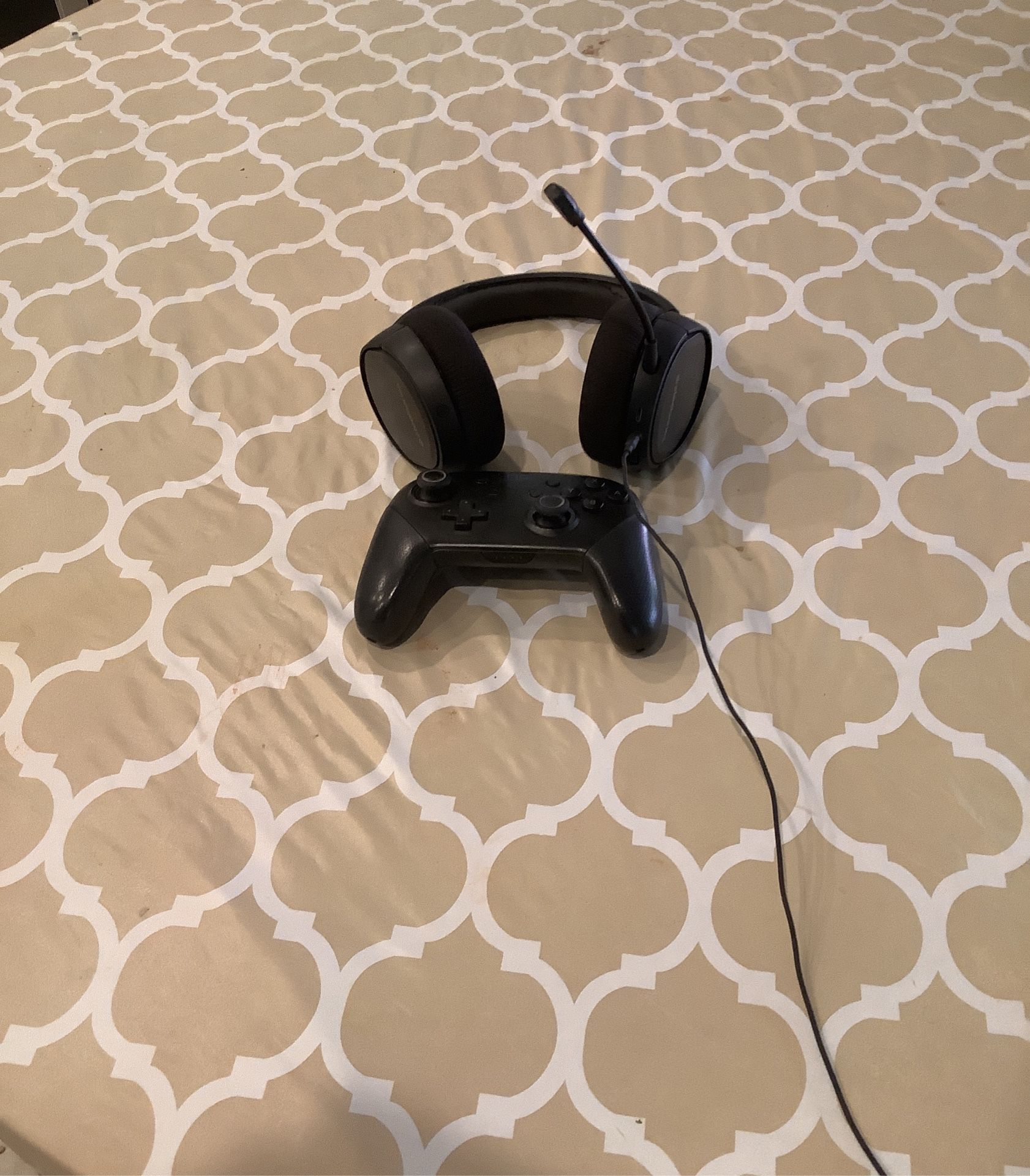 Nintendo Gaming Set ( Headphones And Controller)