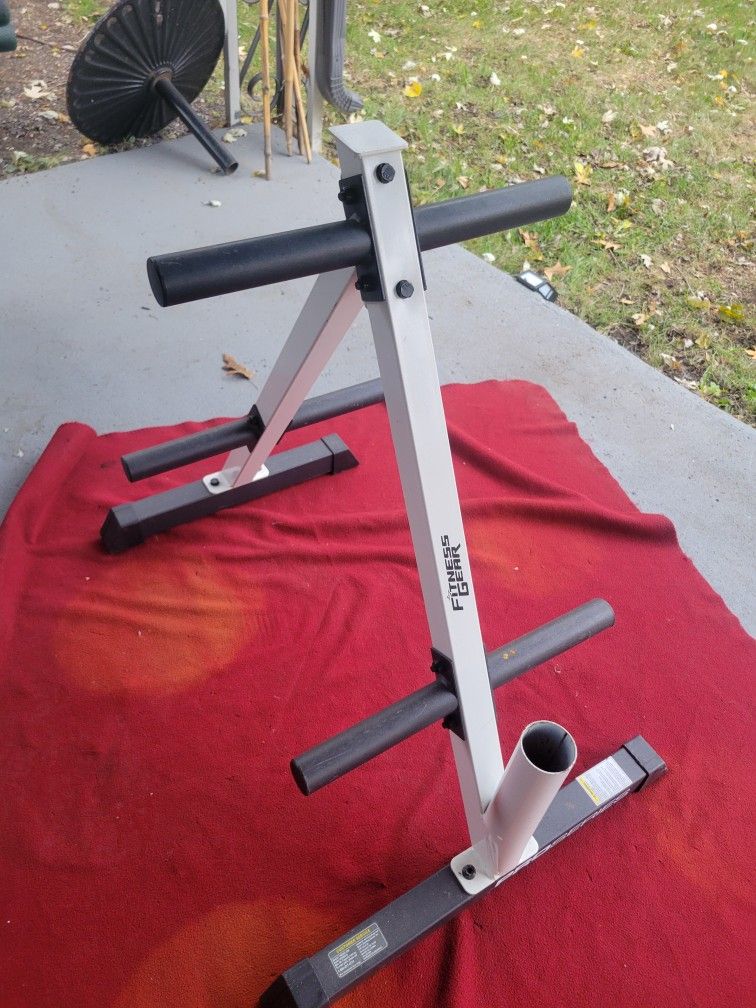 FITNESS GEAR. 2" HOLE PLATE TREE  6 HORNS AND 1 BAR HOLDER
GOOD CONDITION 
35$ CASH ONLY AS IS 