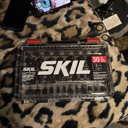 Brand new 30 piece carbine tip router bit set made by skill