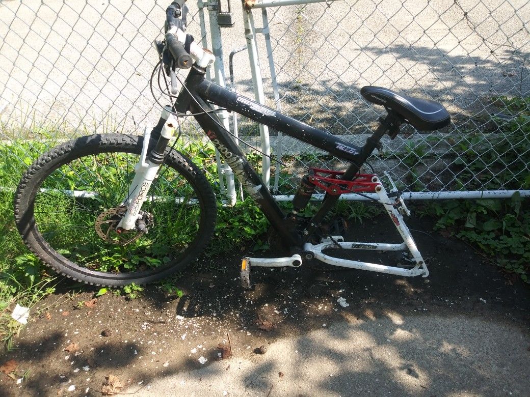 26" Mens Genesis v2100 bike frame plus parts 20 for Sale in Washington