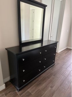 Dresser & Nightstand $250