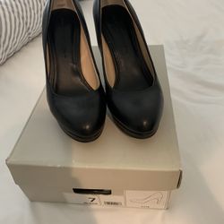 Banana Republic “KATE”  Pump Size 7