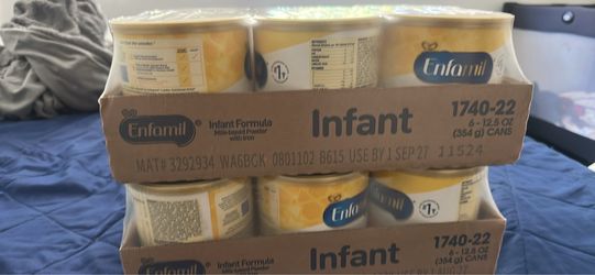 12 latas de fórmula para bebé