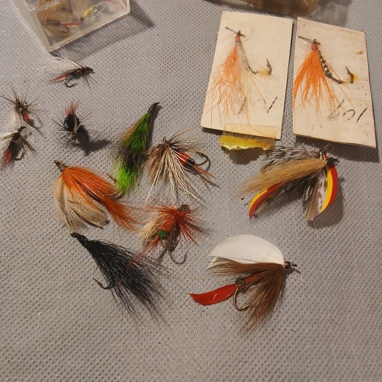 Fly Fishing 48 Flies Tackle Bait Handmade Hair Pole River Lake Fresh Sea Ocean