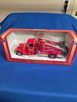 1934 Red Ford Tow Truck V8 Engine Crown Jewels NAPA Tools 1:24 Bank